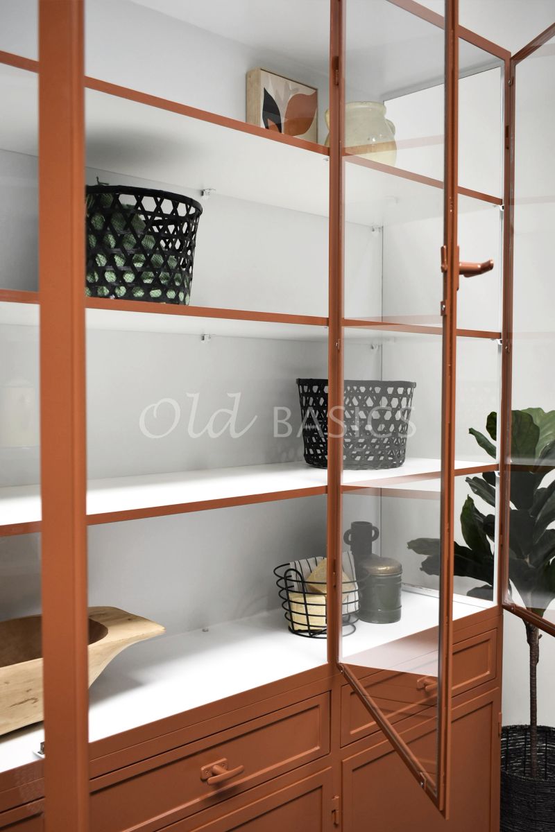 Detail van Apothekerskast Ferro, 3 deuren, RAL8004, rood, terra, bruin, oranje, materiaal staal